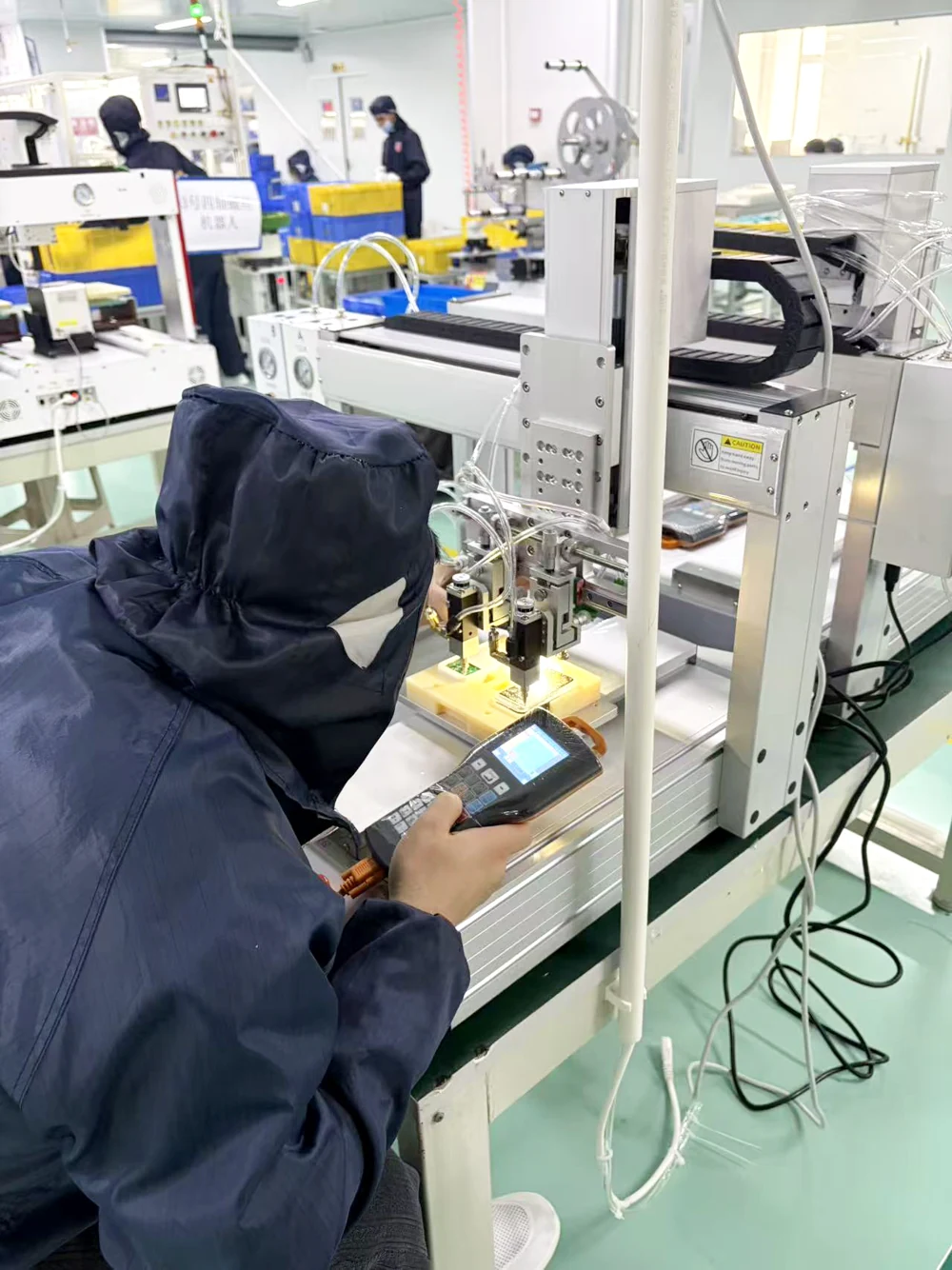 治具と作業台を使って部品を実装する製造スタッフ